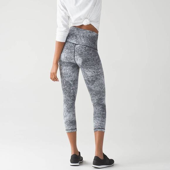 Lululemon Wunder Under Crop Hi-Rise in Luon Spray Jacquard White Black - Picture 3 of 9